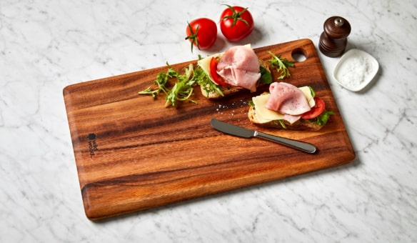 wood cutting board vs plastic cutting board and how to sanitise