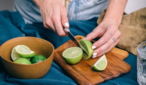 Is cutting and serving food on wood safe